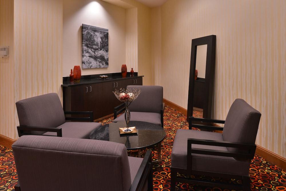 Отель Doubletree By Hilton Гранд Джанкшен Экстерьер фото