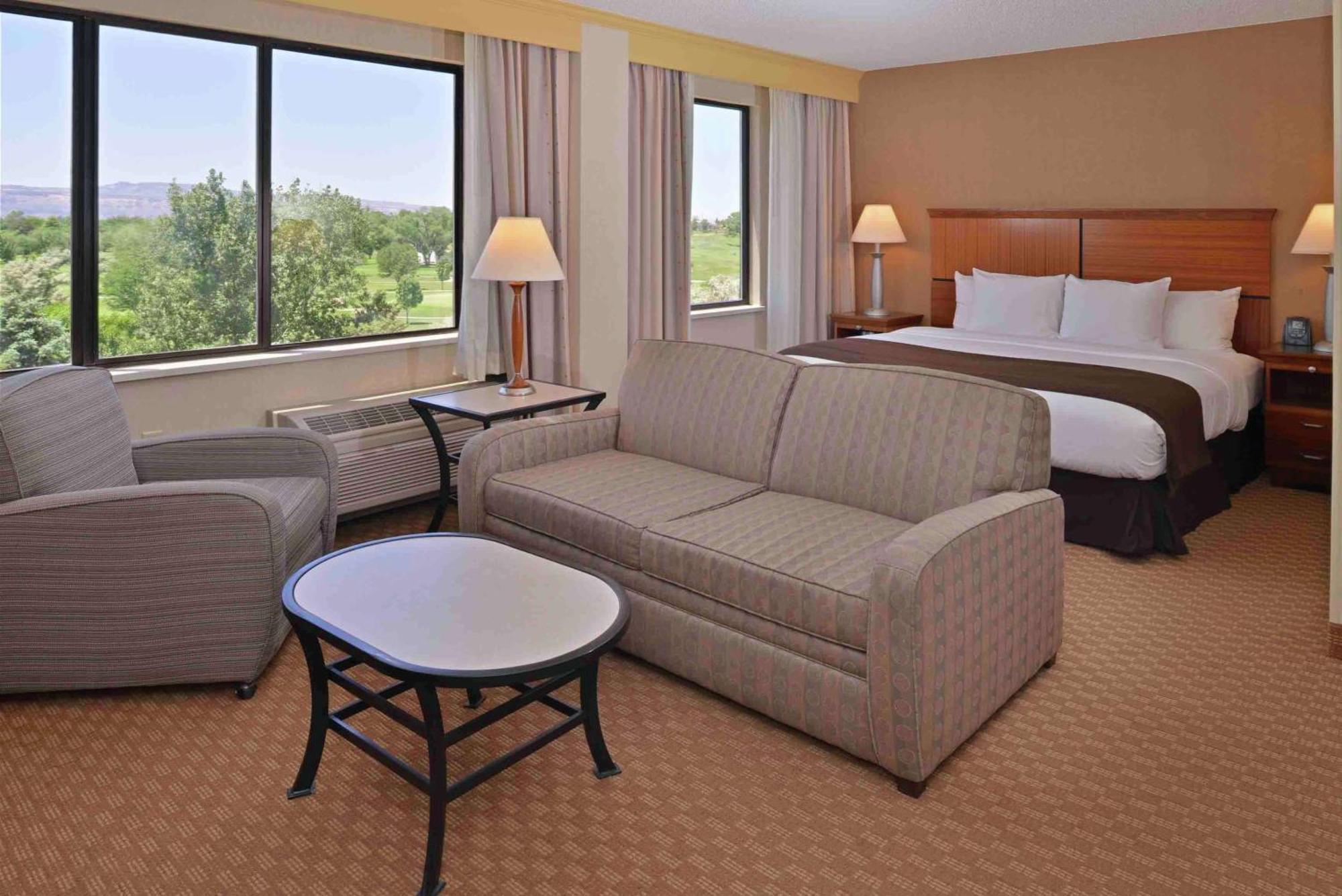 Отель Doubletree By Hilton Гранд Джанкшен Экстерьер фото